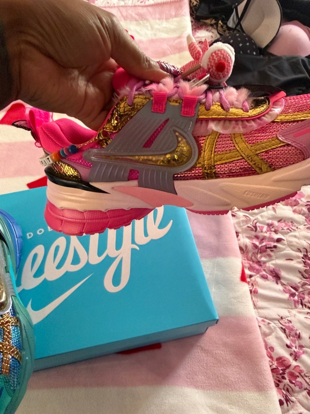Nike v2k run DB21 Doernbecher- Pink & Blue women’s 8 - Picture 11 of 16